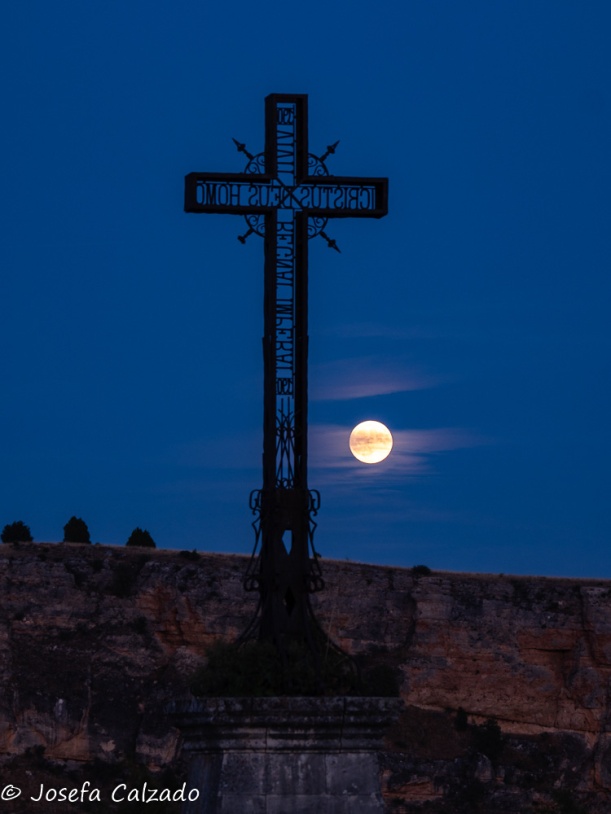Cruz de hierro y luna